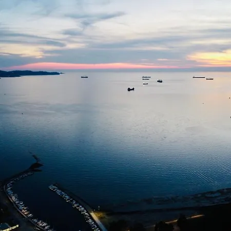 Aurora アパート アンカラン